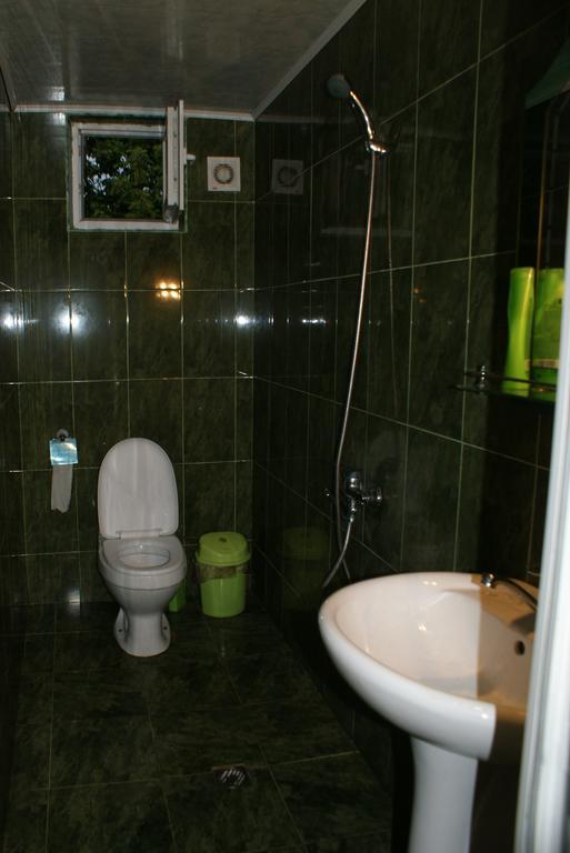 Merabi And Neli Guest House Makhinjauri Room photo